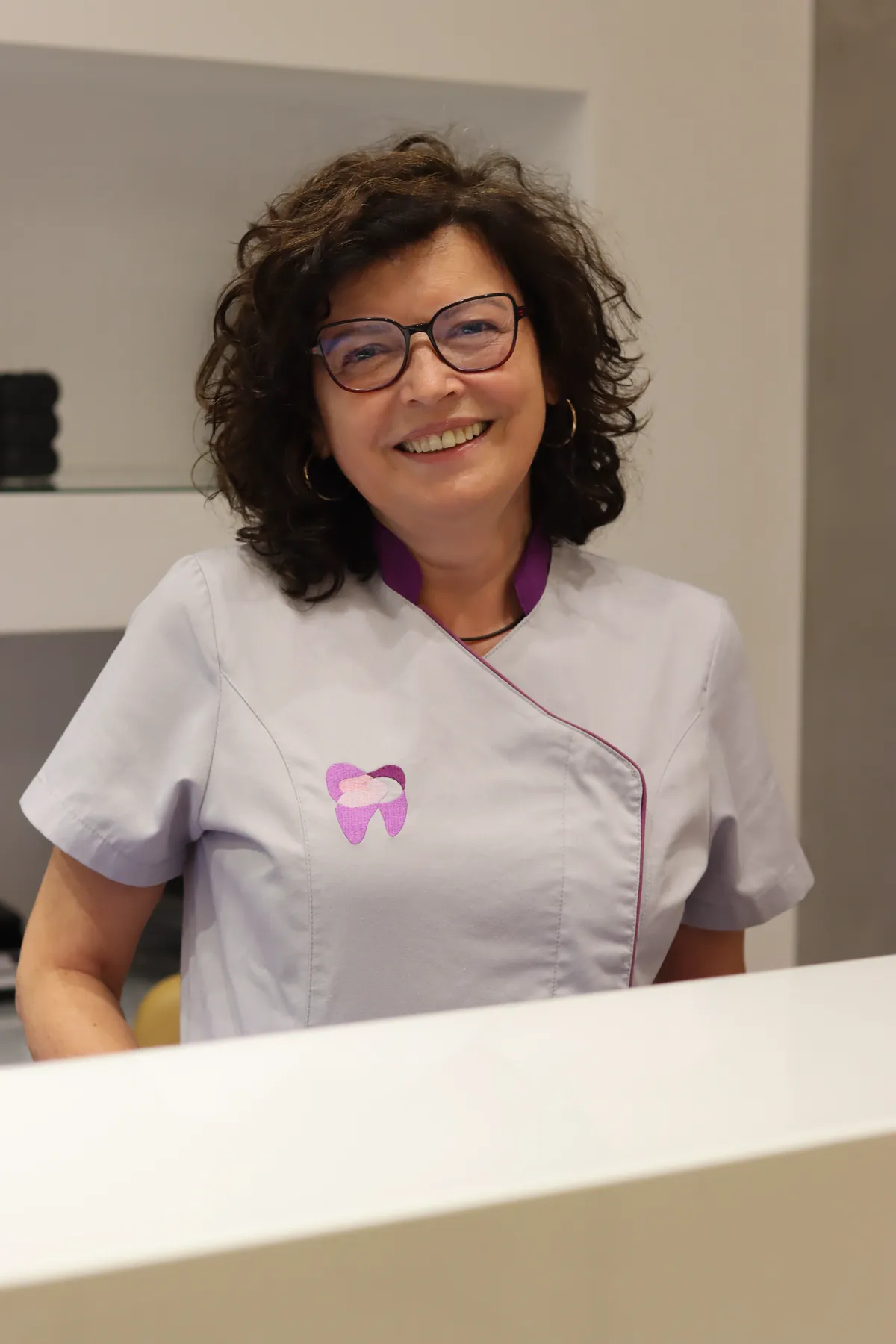 Ana Sanchis atendiendo en la recepción de Valencia Dental