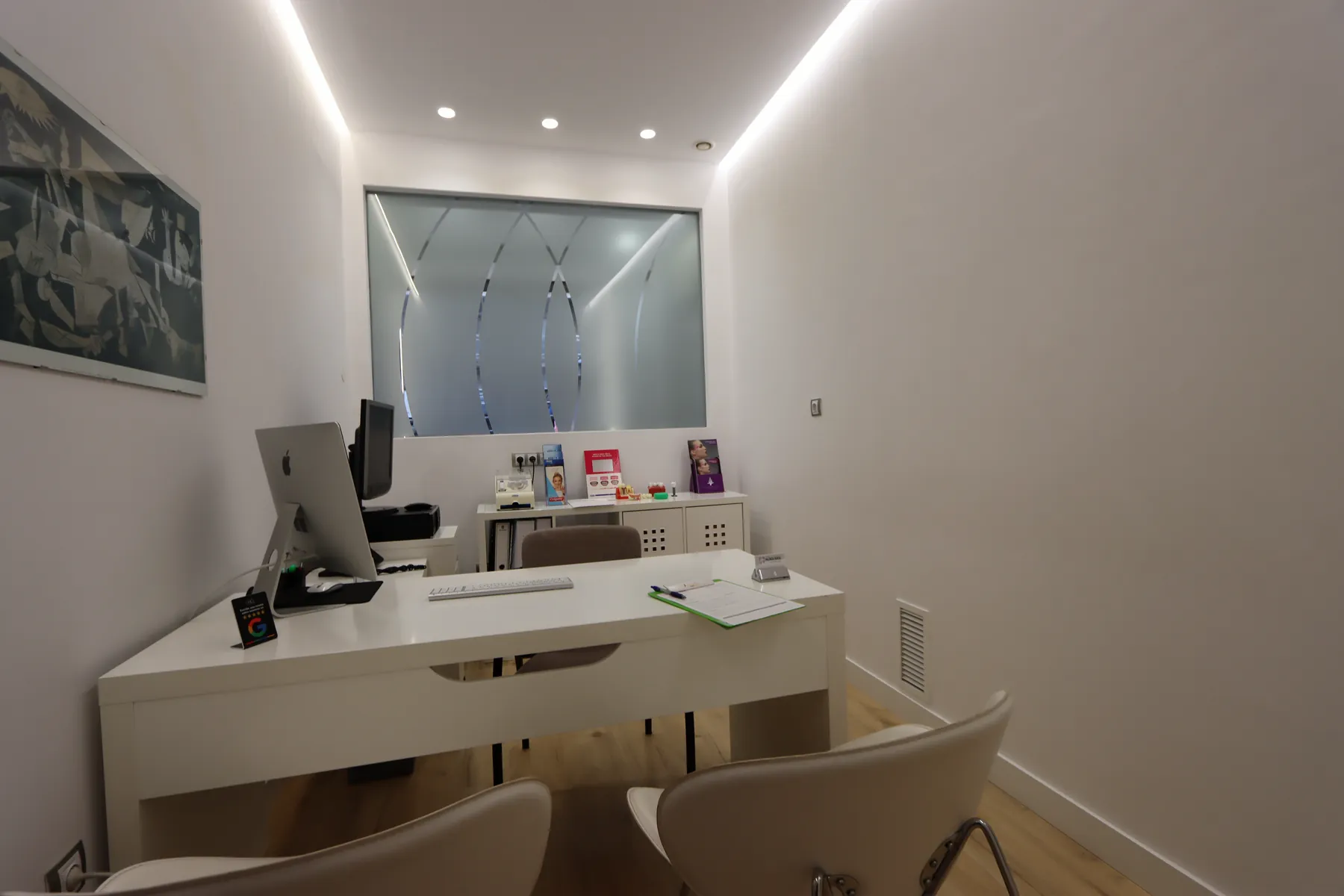 Despacho donde se explica el plan de tratamiento en Valencia Dental