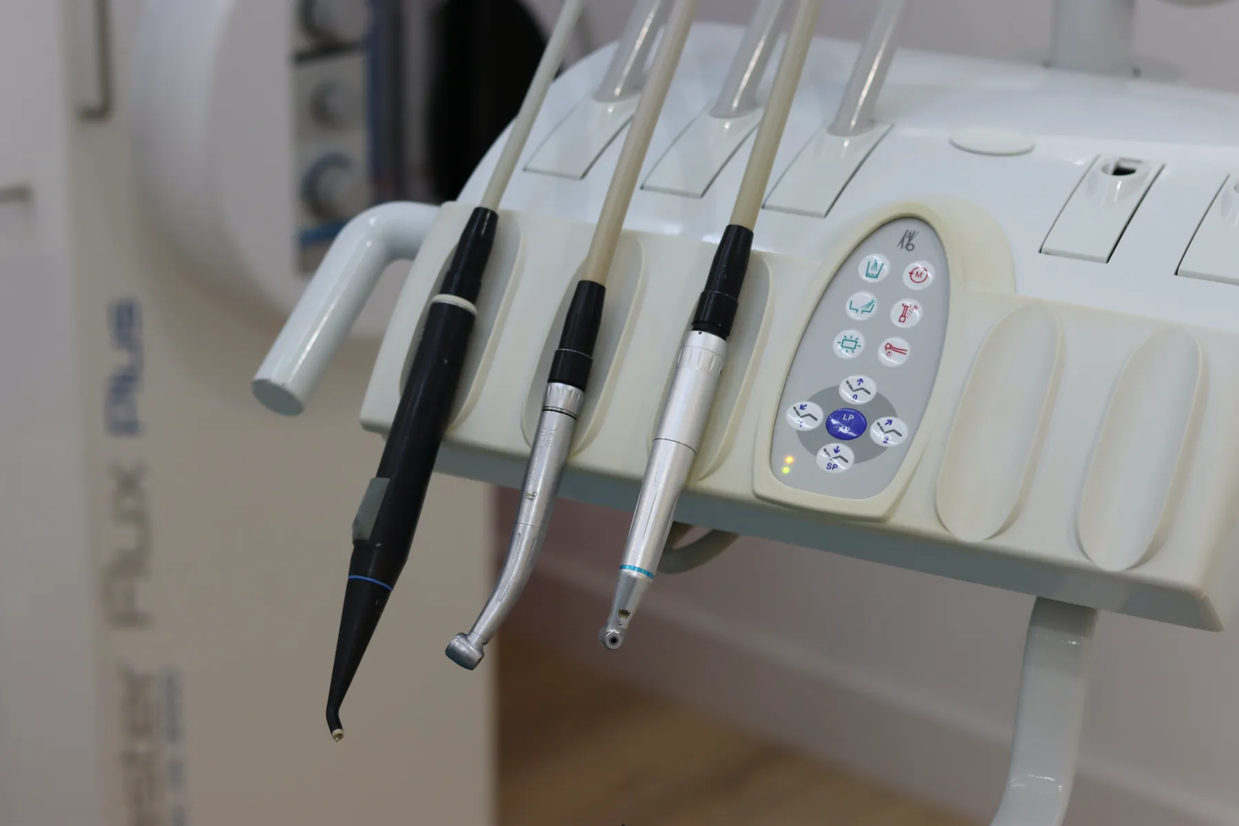 Detalle del instrumental del sillón dental de Valencia Dental
