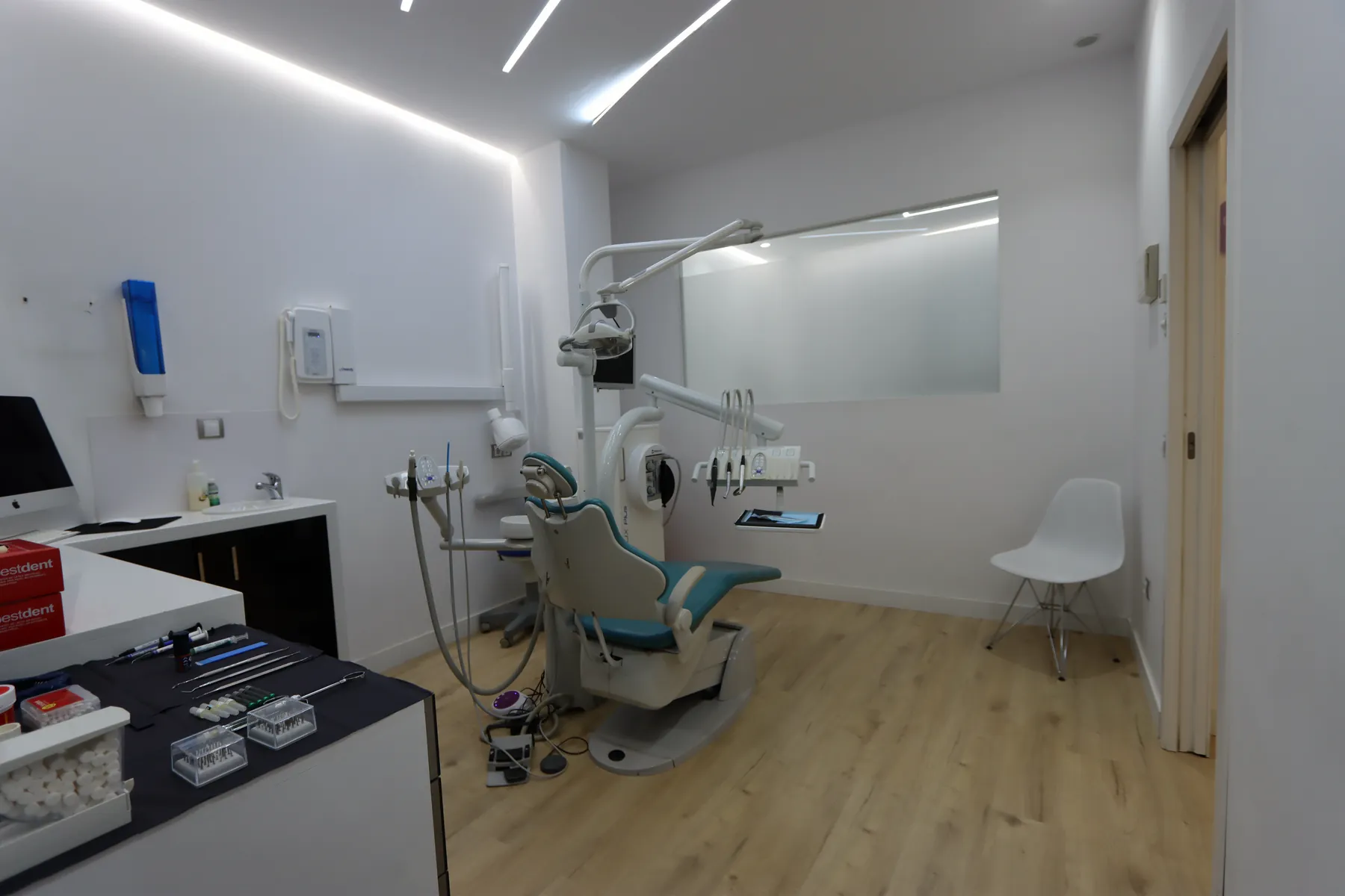 Gabinete de Valencia Dental con el sillón y el equipo de trabajo