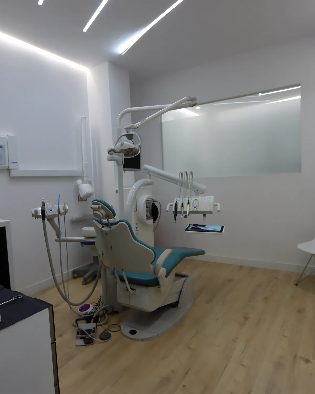 Gabinete de Valencia Dental con el sillón y el equipo