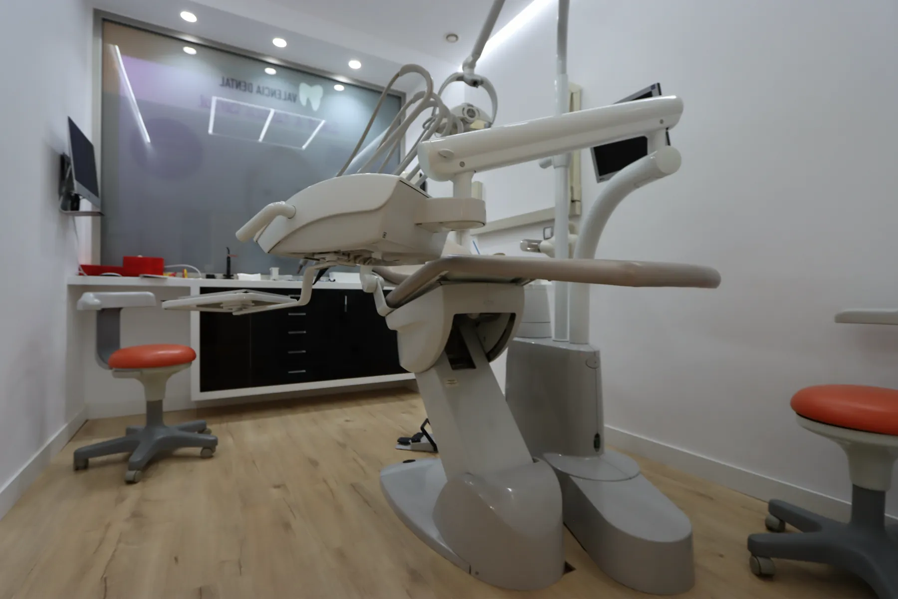 Sillón y equipo de un gabinete de Valencia Dental