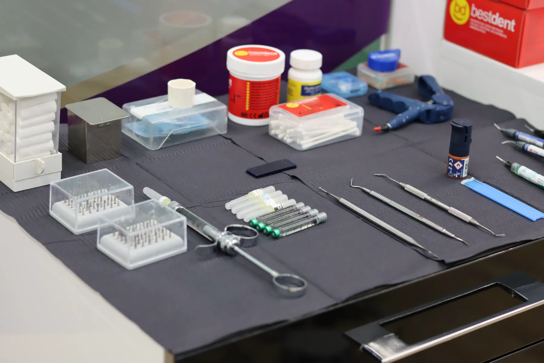 Mesa con el instrumental estéril preparado para una cirugía en Valencia Dental