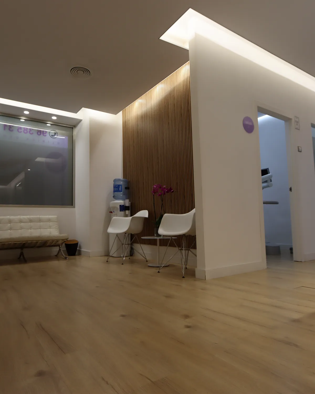 Pasillo de acceso a las consultas de Valencia Dental