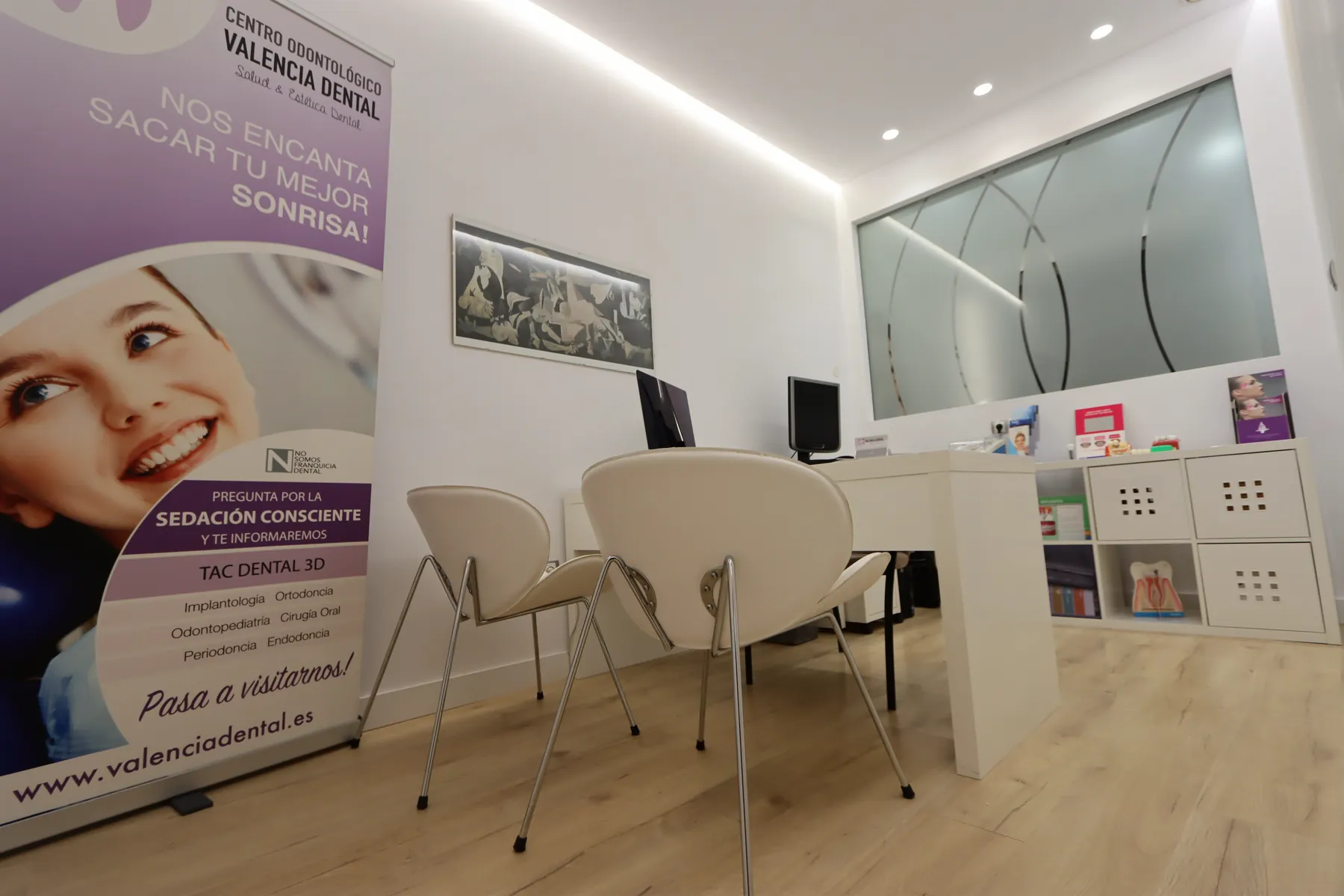 Zona de espera de Valencia Dental con información sobre sedación consciente