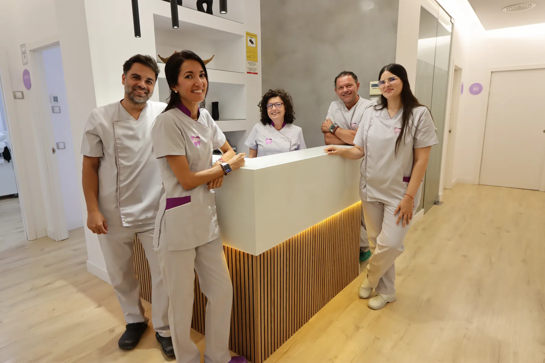 El equipo de Valencia Dental recibiendo en el mostrador
