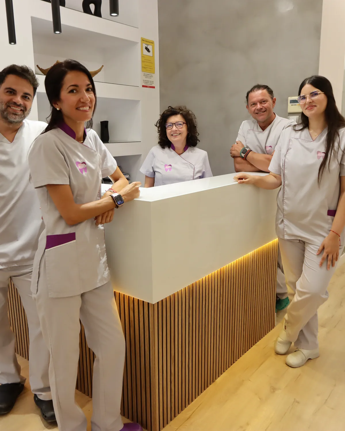 El equipo de Valencia Dental recibiendo en el mostrador