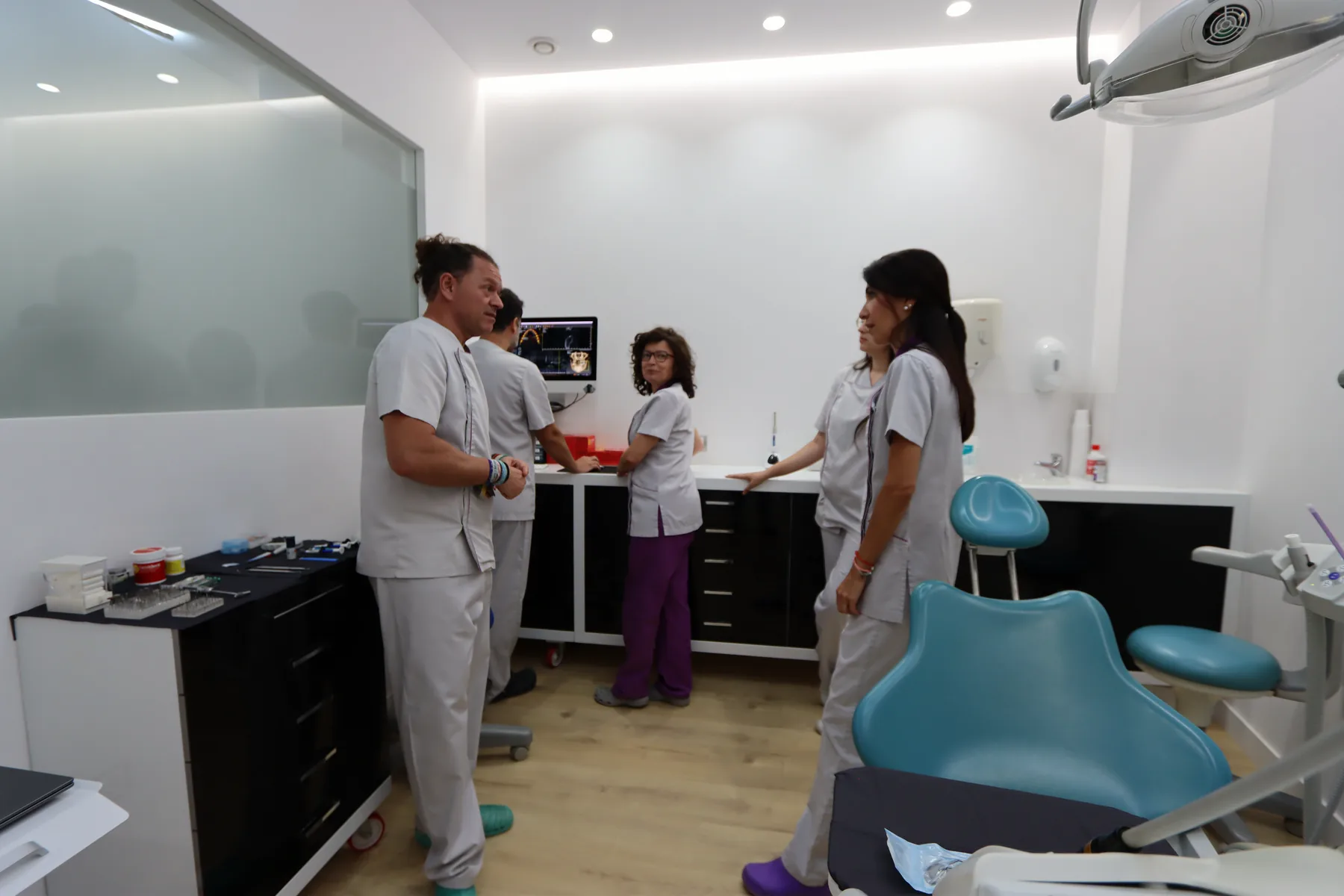 Dos profesionales de Valencia Dental comentando un tratamiento en el gabinete