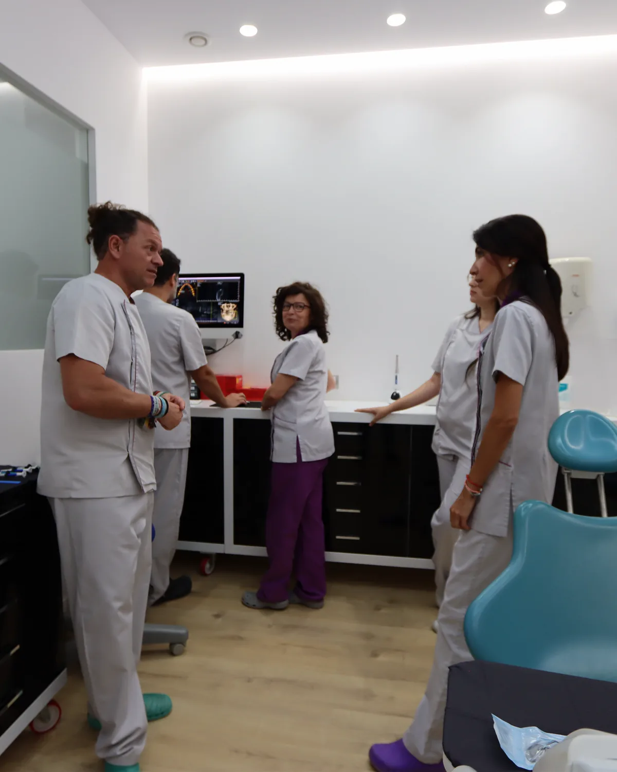 Dos profesionales de Valencia Dental comentando un tratamiento