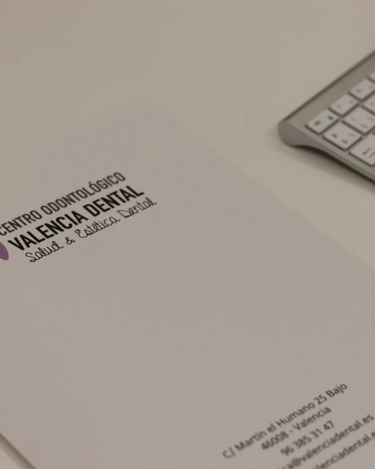 Documentación de Valencia Dental junto al ordenador del despacho