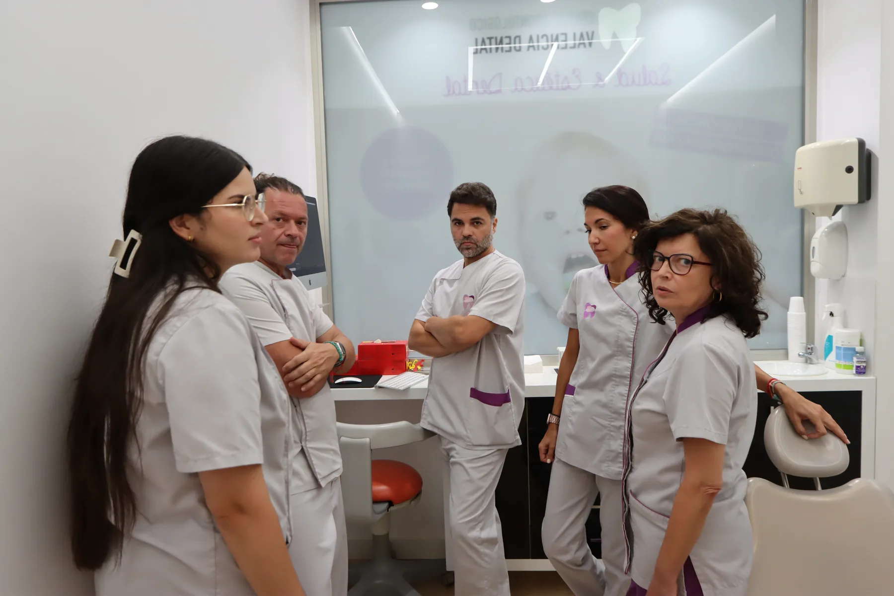 Equipo de Valencia Dental revisando un caso en el gabinete
