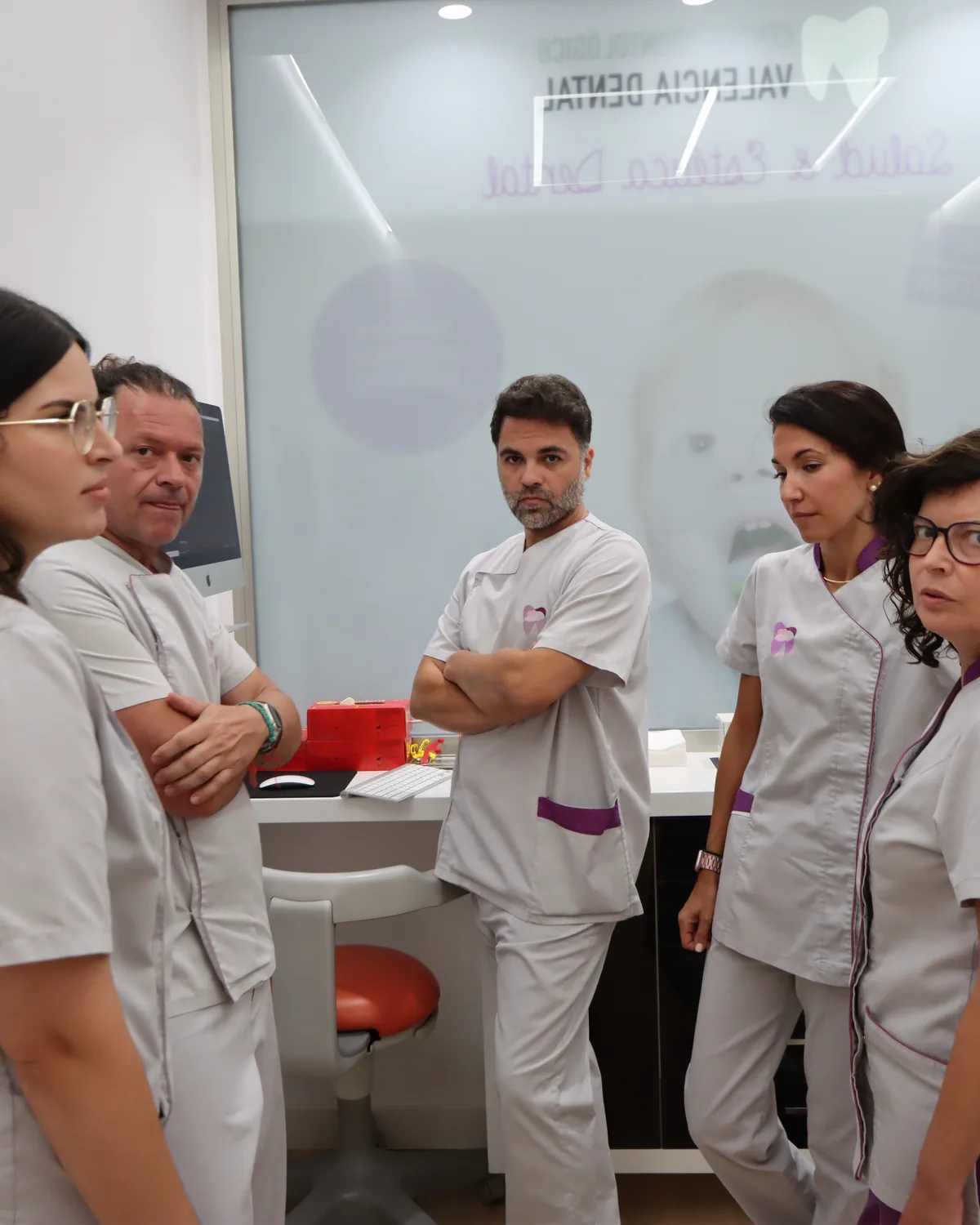 Equipo de Valencia Dental revisando un caso clínico