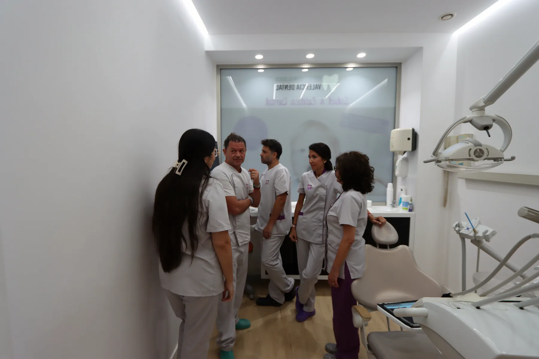 Equipo de Valencia Dental en el gabinete durante una sesión de trabajo