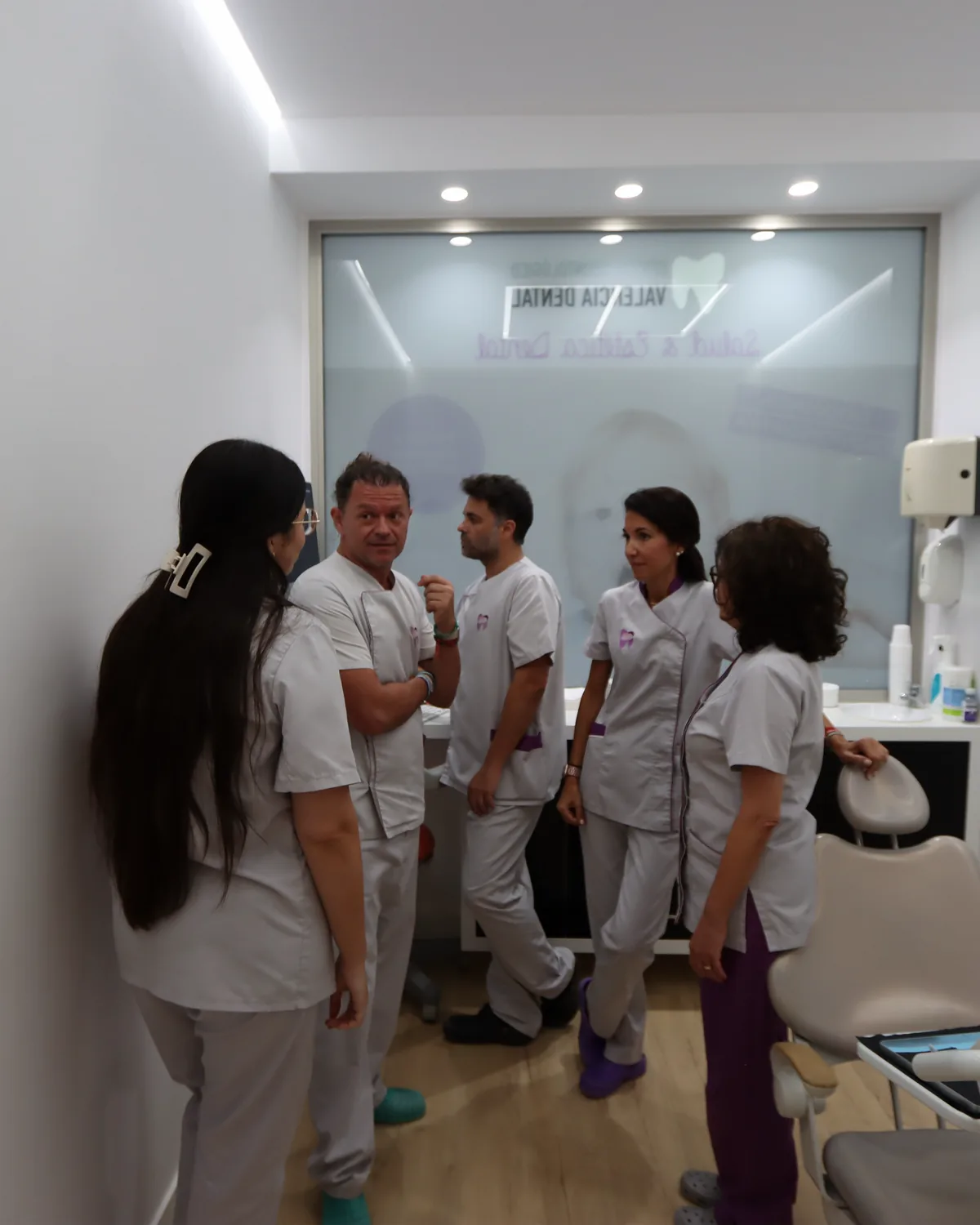 Equipo de Valencia Dental en el gabinete