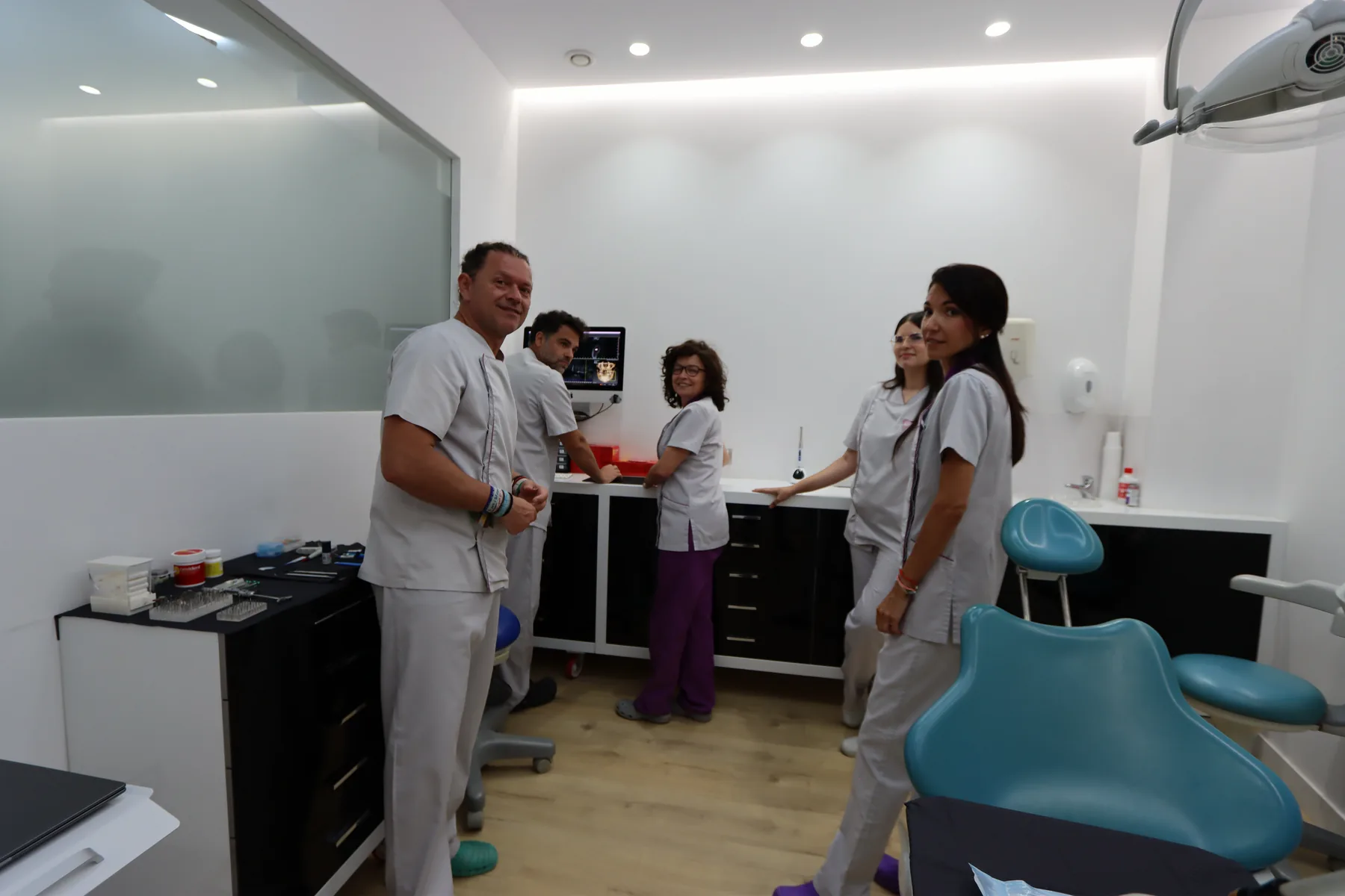 Equipo de Valencia Dental revisando la pantalla del gabinete