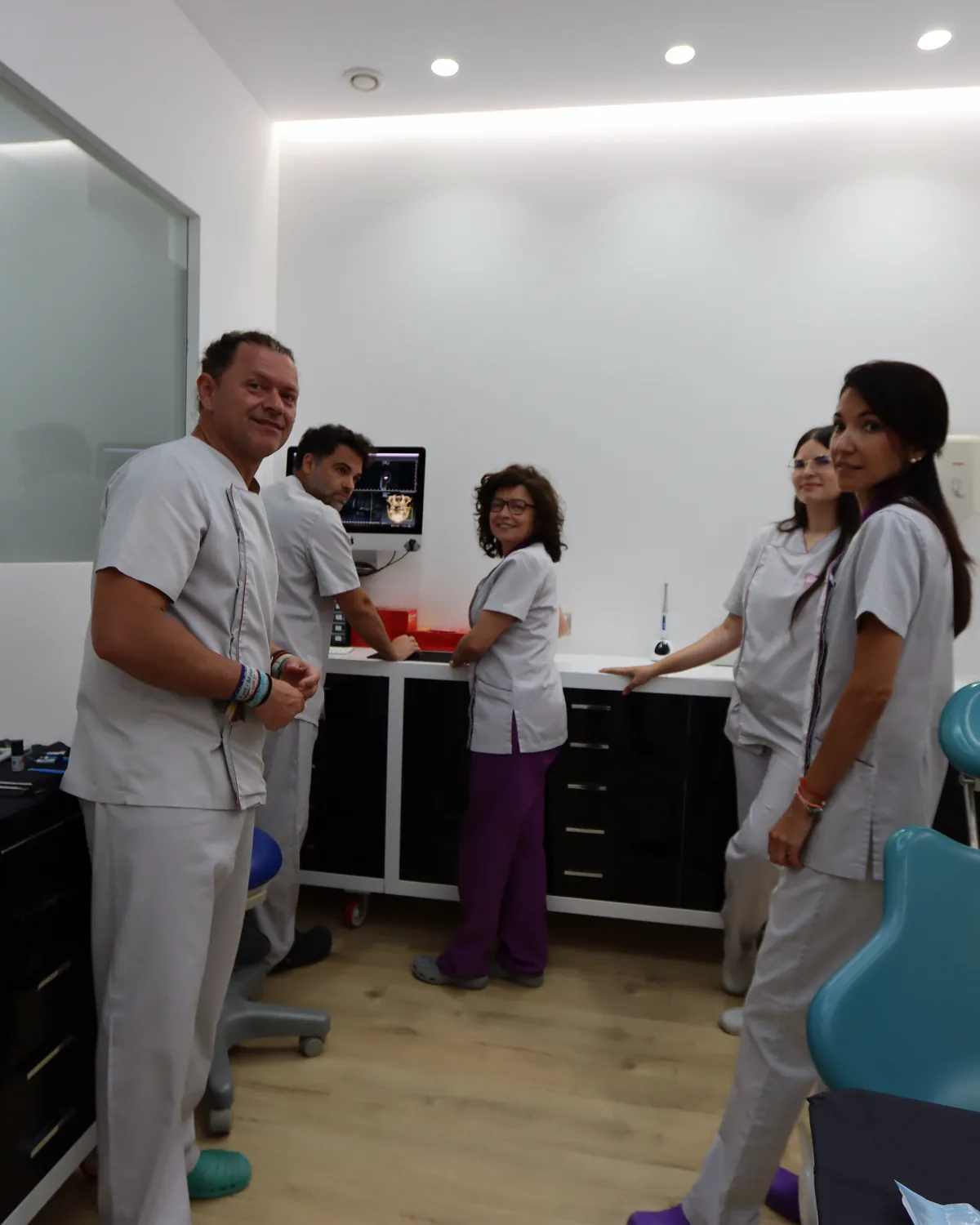 Equipo de Valencia Dental revisando la pantalla del gabinete