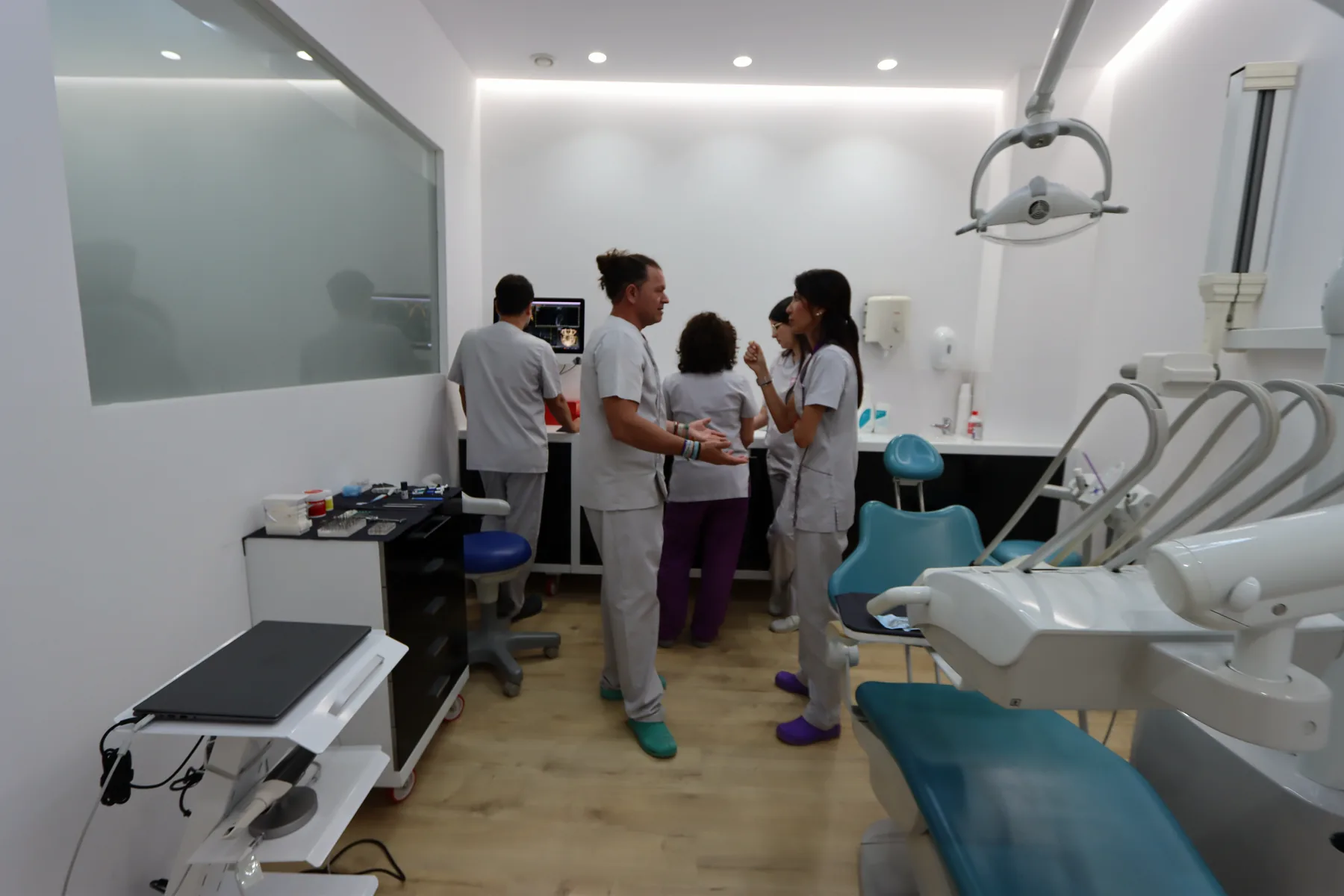 Equipo de Valencia Dental junto al sillón dental