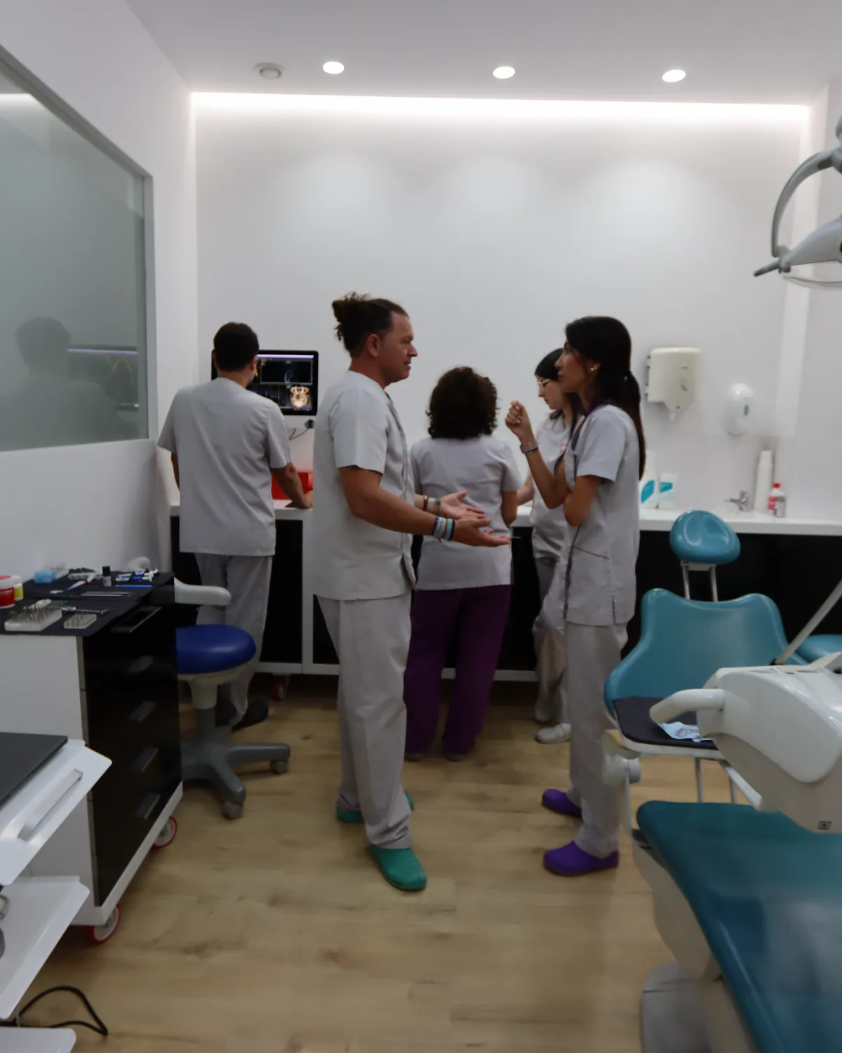 Equipo de Valencia Dental junto al sillón dental