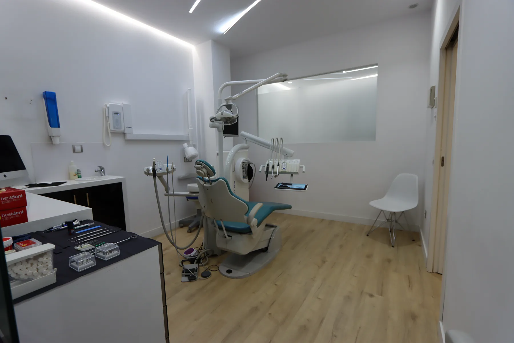 Gabinete de Valencia Dental con el sillón preparado y la encimera de trabajo