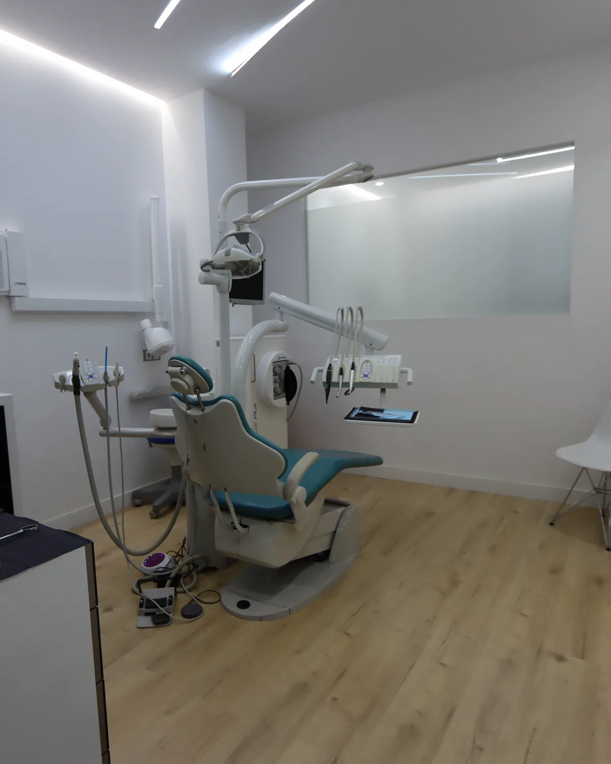 Sillón dental preparado en un gabinete de Valencia Dental