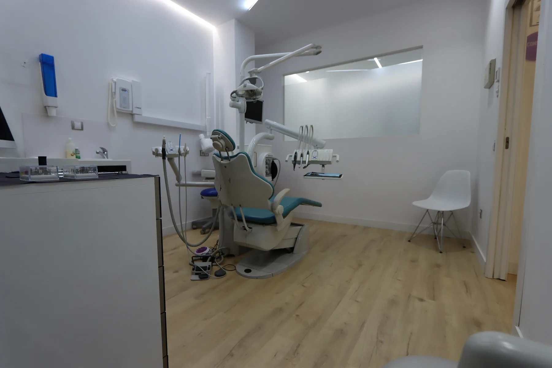 Gabinete de Valencia Dental con la zona de lavado y el sillón al fondo