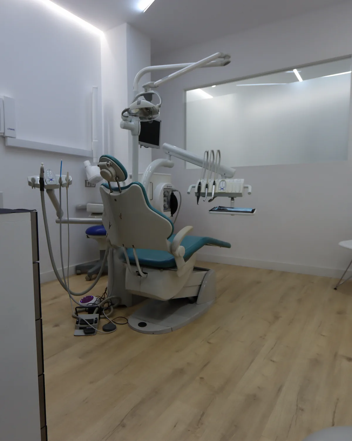 Zona de lavado y sillón en un gabinete de Valencia Dental