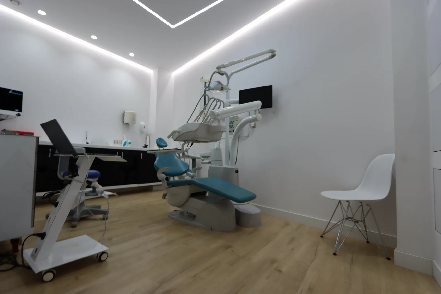 Gabinete de Valencia Dental con el sillón reclinado y la pantalla de diagnóstico