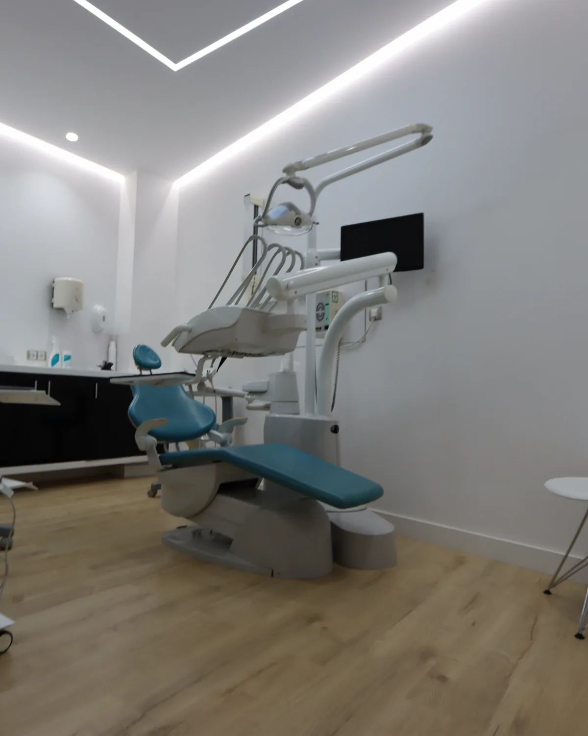 Sillón dental y pantalla de diagnóstico en Valencia Dental