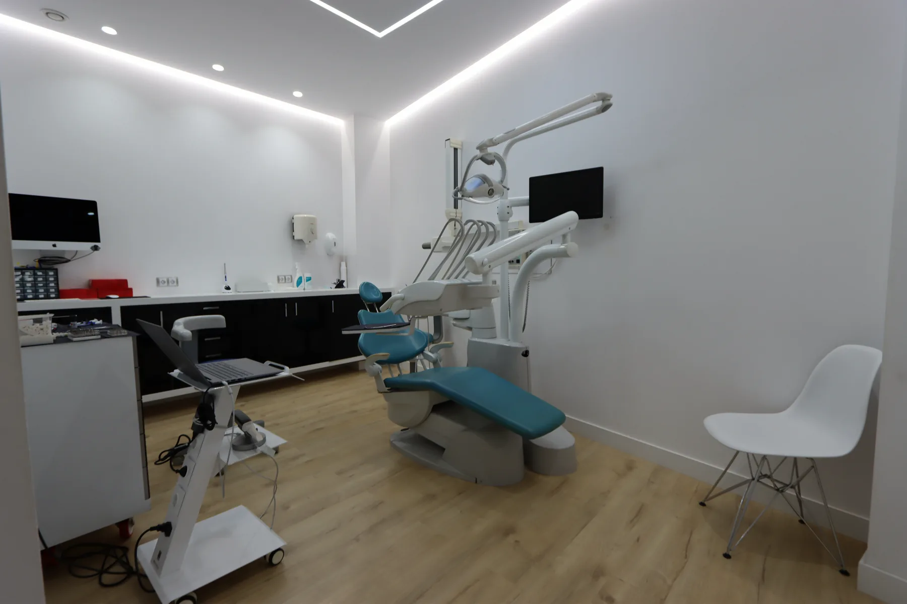 Gabinete de Valencia Dental con la encimera de trabajo y el sillón listo