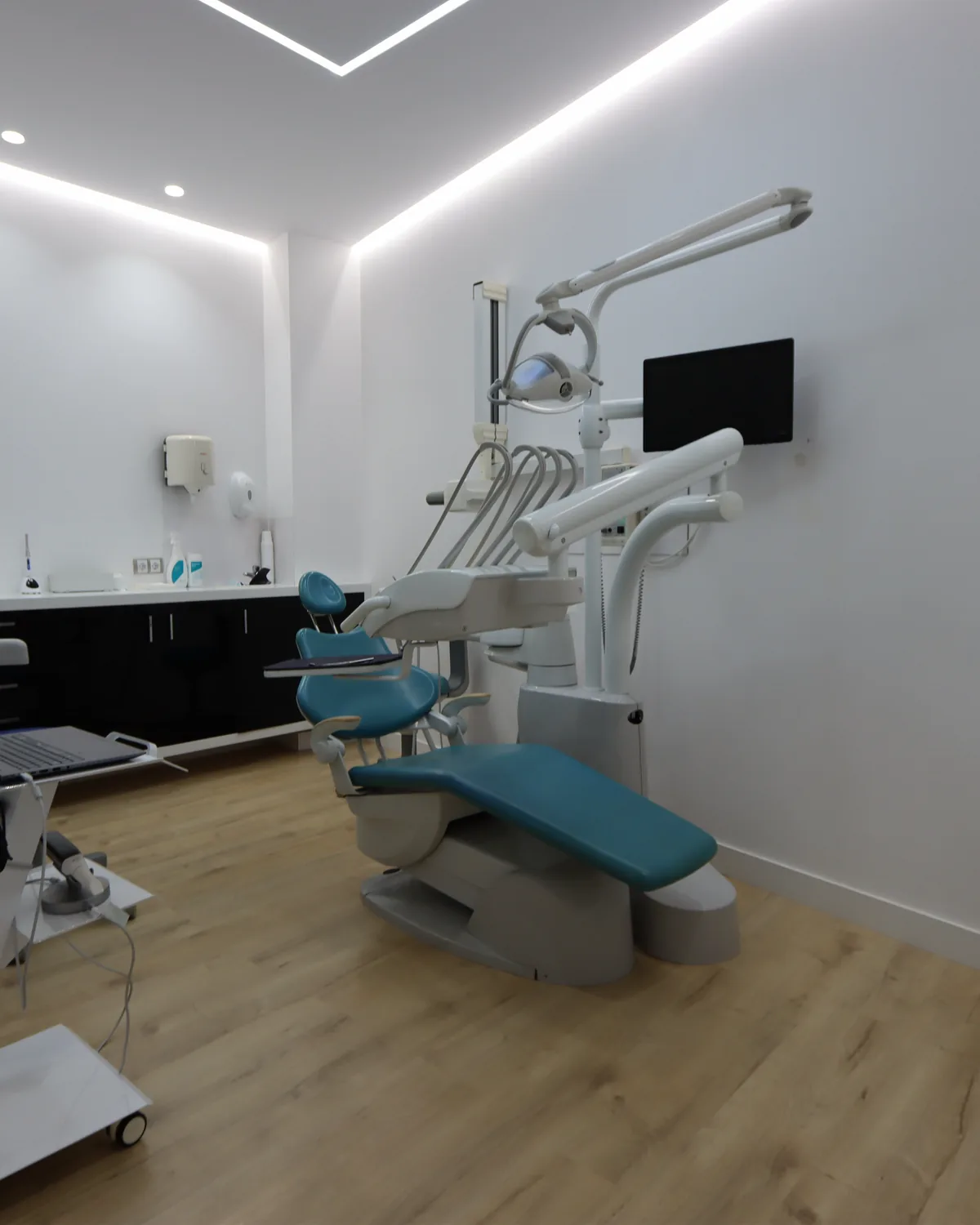 Encimera de trabajo y sillón en un gabinete de Valencia Dental