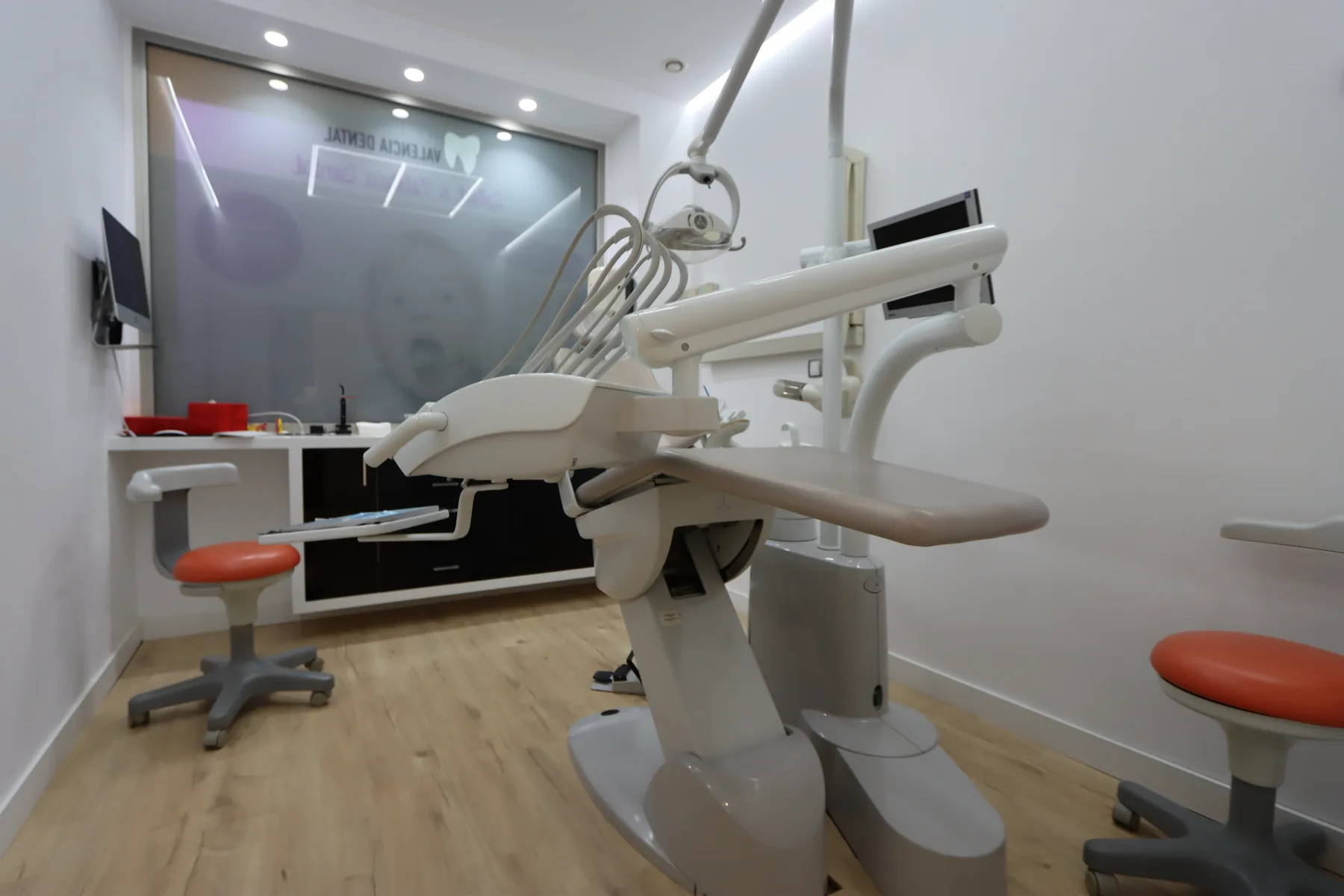 Gabinete de Valencia Dental con pantalla grande sobre el sillón